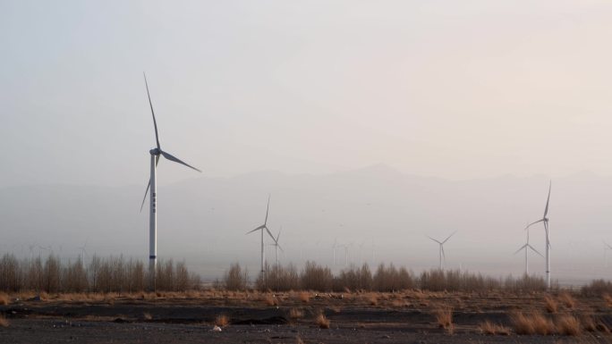 青海戈壁滩风力发电大风车