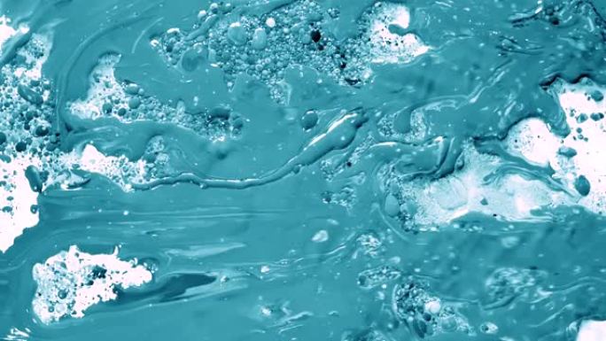 浅蓝色水彩墨水在水中含油。未来趋势背景。