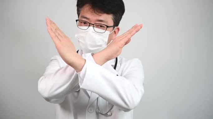 慢动作。一位中年亚洲医生举手表示不赞成。