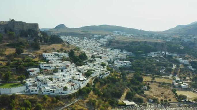 鸟瞰希腊小镇林多斯，罗得岛和雅典卫城，周围是白色房屋和蓝湾。