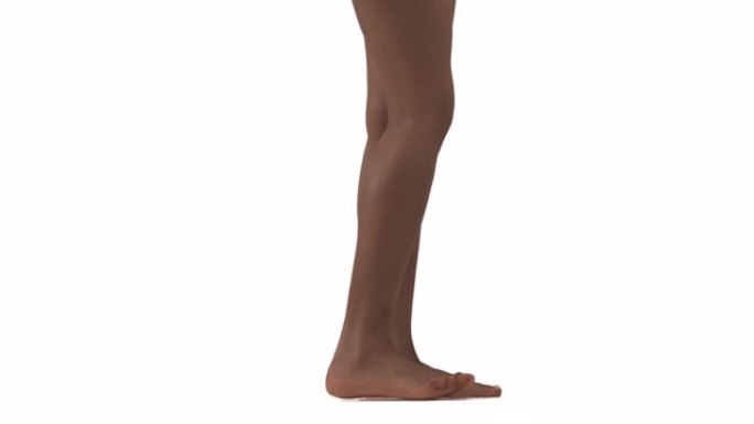 左转弯的修身女性腿的特写。孤立，在白色背景上