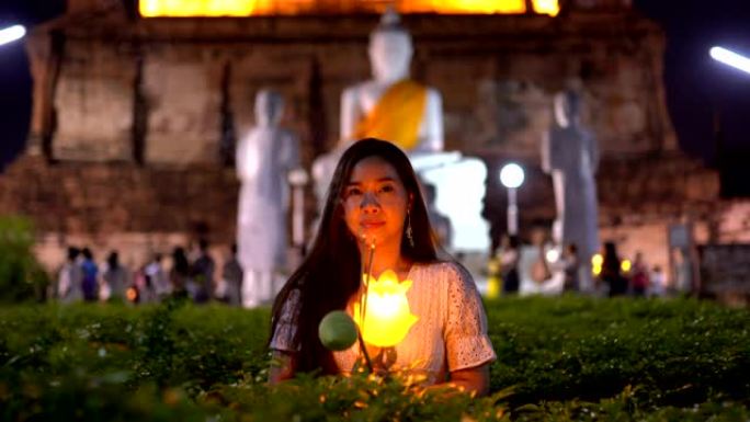 烛光在亚洲女人的手中发光