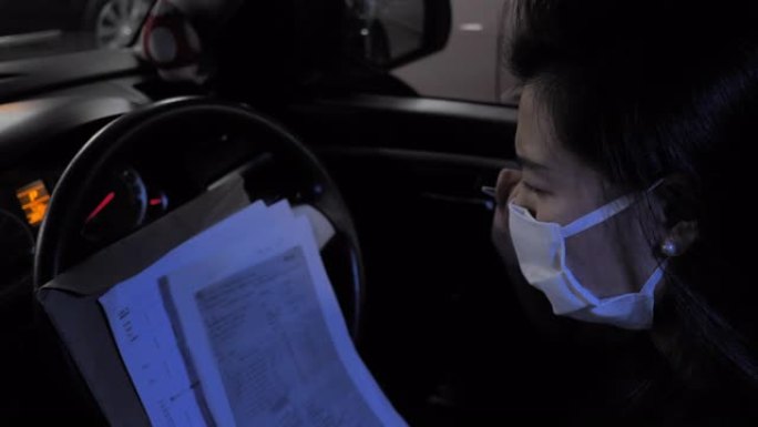 带医用口罩的女孩，以保护她免受病毒驾驶汽车。冠状病毒概念
