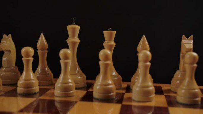 棋盘上白木象棋的宏观视图