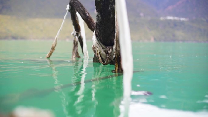 白色的哈达 水波 水浪 碧绿的湖水