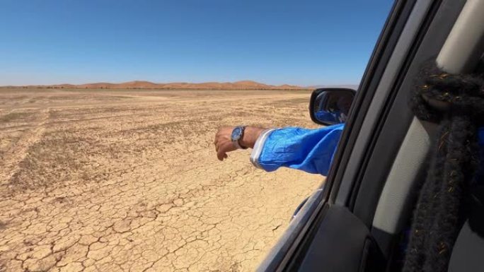四轮驱动汽车在摩洛哥的撒哈拉沙漠中越野行驶。