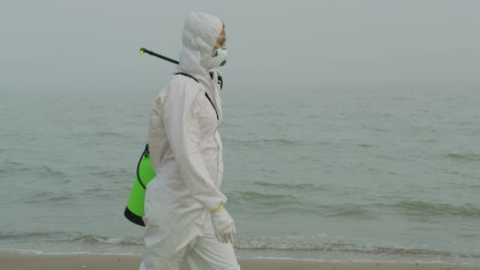 研究人员穿着防护服和口罩在放射性区域行走
