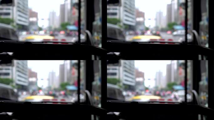 从公共汽车的挡风玻璃上看。等待红灯变绿。