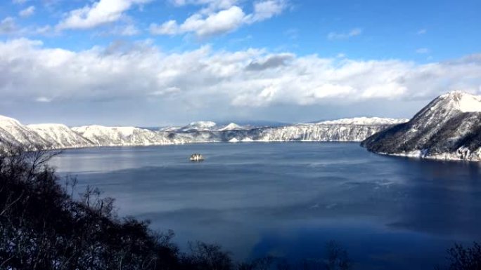 北海道马舒湖胡泊山湖雪山白云