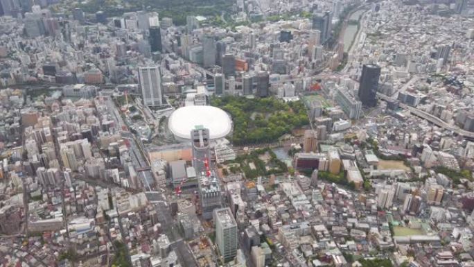 东京巨蛋、公平摩天轮和小石川后乐园的鸟瞰图。