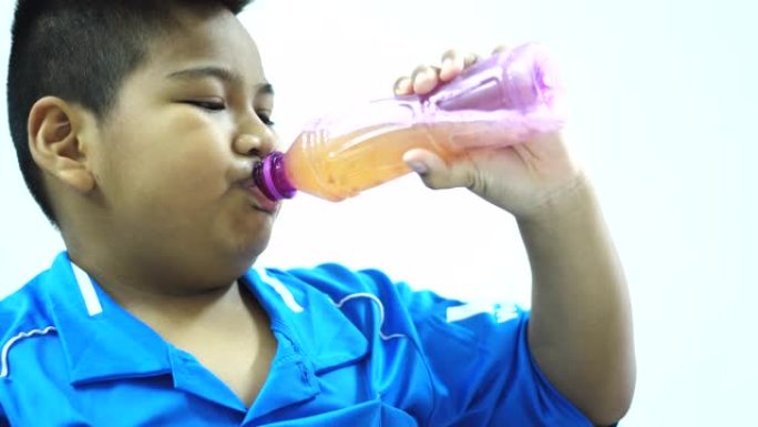 儿童喝瓶装水广告肥胖男孩