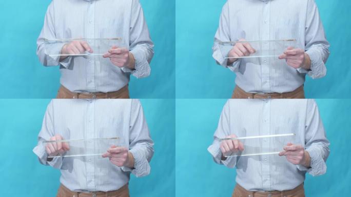 一名男子戳玻璃平板电脑的屏幕