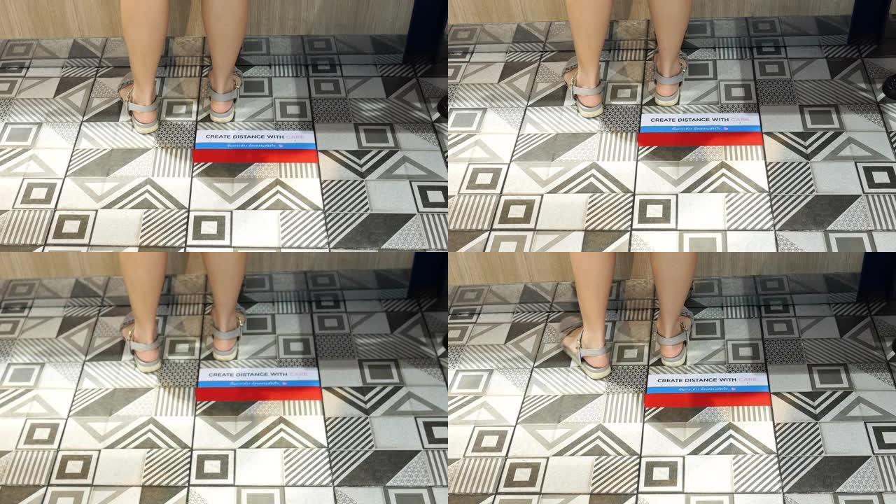 POV，女人脚走在购物中心，新型冠状病毒肺炎商务标牌在地板上，新的正常概念