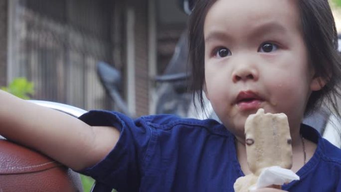 亚洲女孩和父亲一起吃冰淇淋，检疫时间，在家工作。