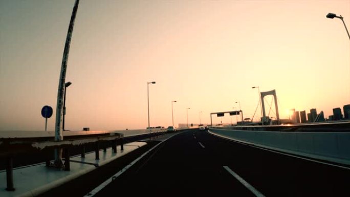 在高速公路/日落/彩虹桥上行驶
