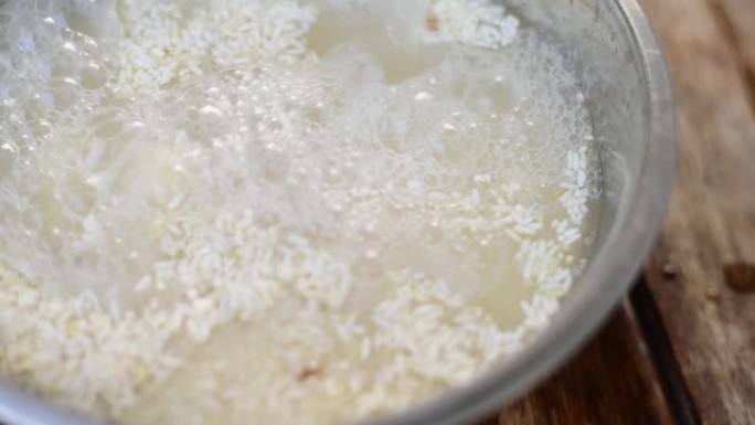 将米饭浸泡在水中做饭。