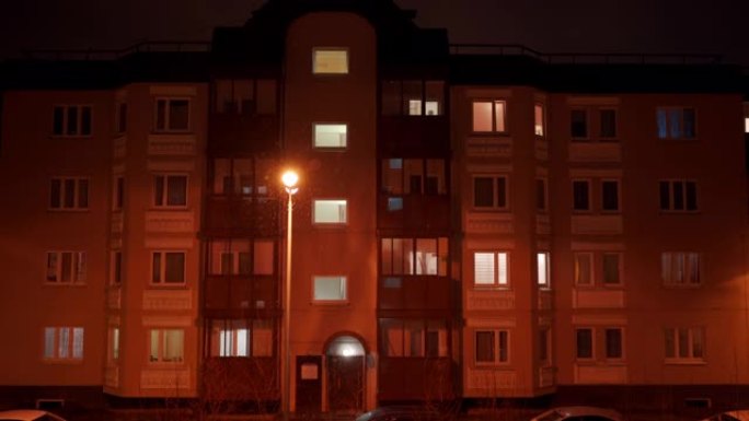 冬季黄昏时住宅公寓楼的窗户