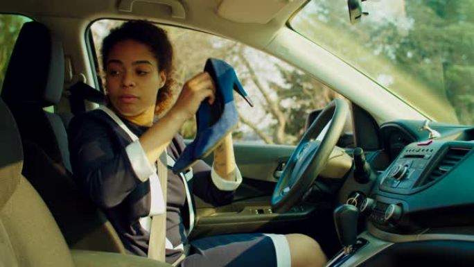 黑人女性司机为安全驾驶换鞋