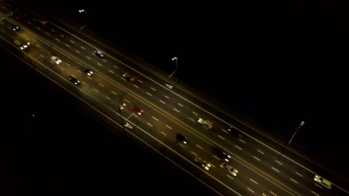 4k天线。城市高速公路，道路。夜城交通，对角线场景，顶视图