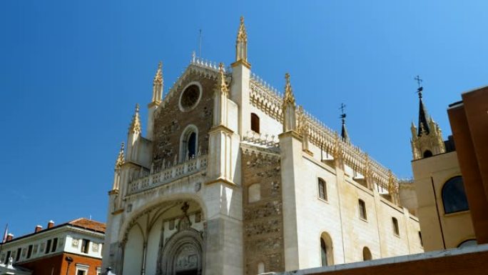 圣杰罗尼莫埃尔雷亚尔或皇家圣杰罗姆的外观。16世纪初马德里市中心的罗马天主教堂。西班牙。从北角看。4