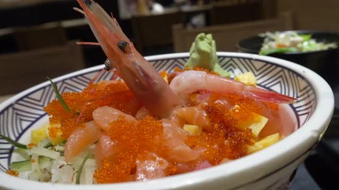 三文鱼生鱼片日本食物虾用筷子吃