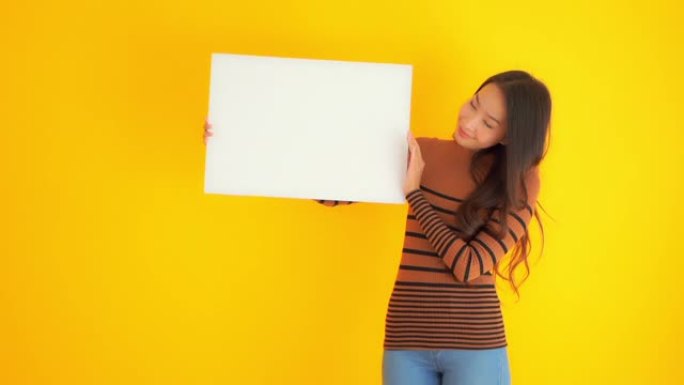 年轻的亚洲女子，空白板或黄底签名