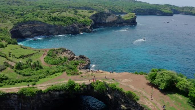努沙佩尼达岛破碎海滩鸟瞰图，美丽的海洋和游客