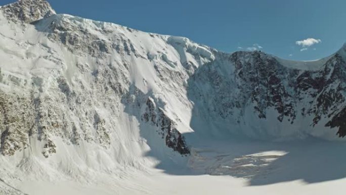 风景秀丽的高山全景，白雪皑皑的冰镇碧山高耸在蓝天下