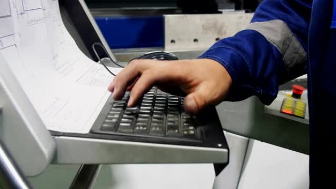员工在车间使用绘图和控制面板