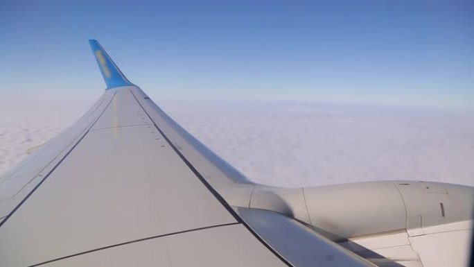 从飞机窗口看美丽蓬松的云层。
