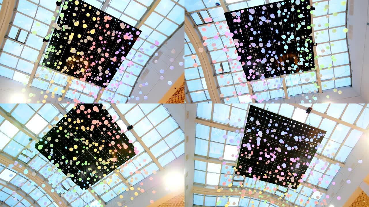 发光球灯悬挂在购物中心的玻璃天花板下