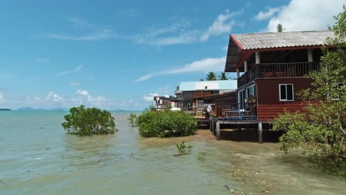 泰国安达曼海传统水上高跷屋湾