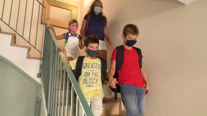 在冠状病毒大流行期间，四个孩子离开家。