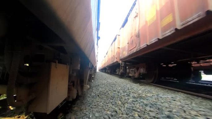 火车运行镜头从不同的独特角度穿越另一列火车
