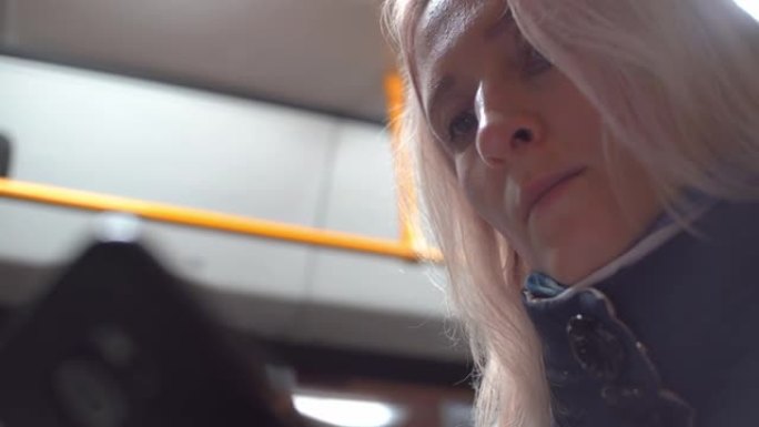 乘坐公共交通工具的女孩使用智能手机聊天和通信