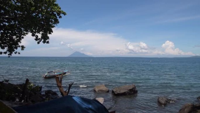 海景。在万鸦老图阿岛 (旧万鸦老) 的背景下，在万鸦老市尽头的Malalayang村，停泊在迷人的蓝