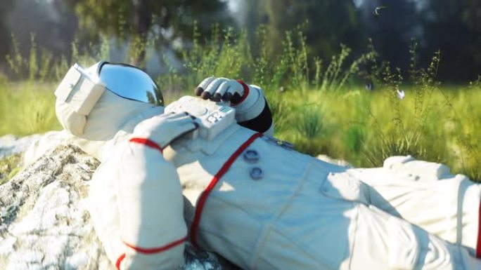 宇航员在森林里闲着。逼真的4k动画。