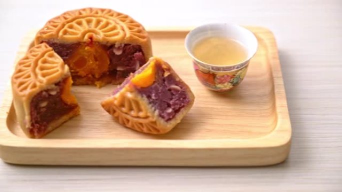 中国月饼紫薯蛋黄口味配茶在木盘