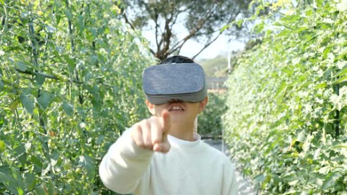 玩VR设备的男孩玩VR设备玩耍娱乐
