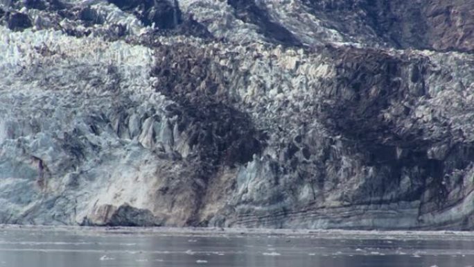 阿拉斯加冰川湾国家公园约翰·霍普金斯冰川的特写镜头。