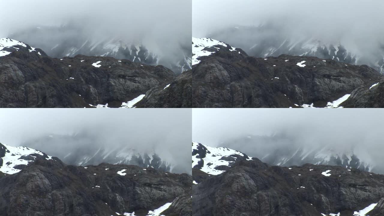 迷雾阿拉斯加山脉