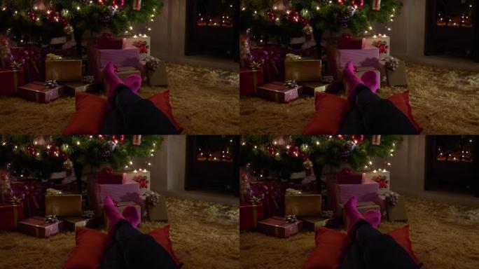 在圣诞节前夕，女人的脚在家里发冷