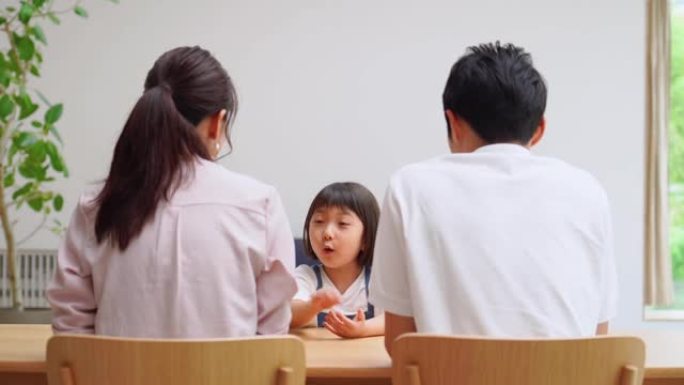 亚洲家庭在家聊天一家三口幸福孩子温馨家庭