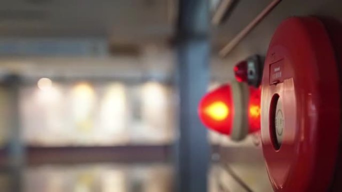 公共场所的消防栓和烟雾报警器。光之动画。光的频率从慢到快闪烁。卡车从左到右开枪。