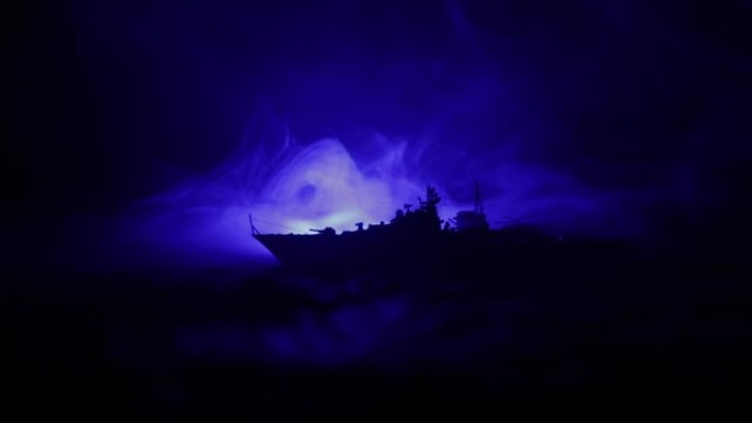 战争概念。海上夜战场景。戏剧性的色调云效果。夜间战舰的轮廓。微型创意餐桌装饰。滑块镜头