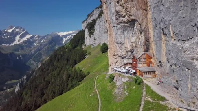 在瑞士阿彭策尔州埃贝纳尔普岩石上的小屋中飞行