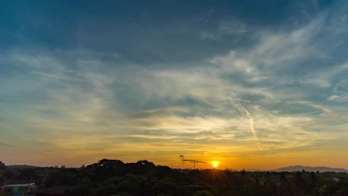 树上日出的乡村场景，延时视频