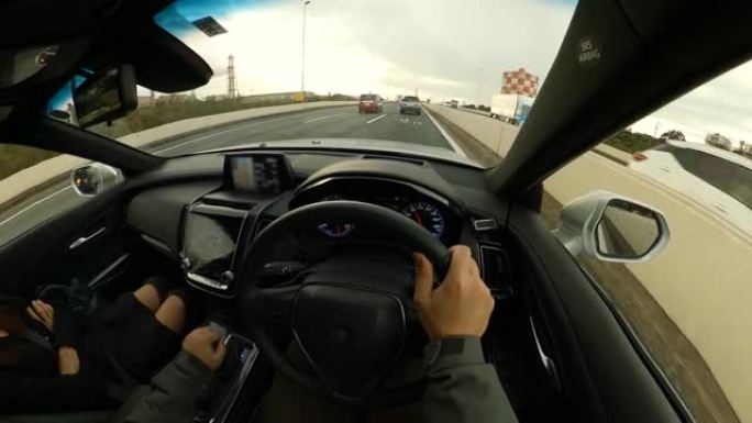 公路旅行中的夫妇，在高速公路上行驶的车辆视点，驾驶员视点的宽图像视图