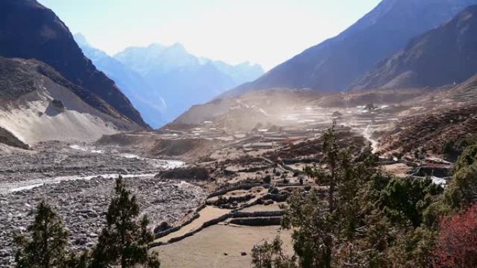 喜马拉雅山尼泊尔昆布地区Thame附近的小夏尔巴人村庄，位于稀疏干燥的山谷中，周围是崎mountai