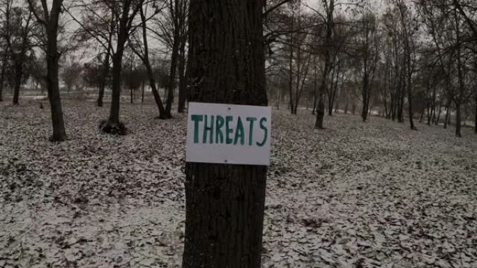威胁-冬季野外的文字横幅-雪中的树木